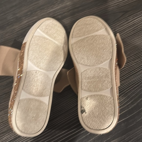 Women's Bernie Mev.  New York Tan Slip-On knot Sneakers with Bow - Picture 4 of 4